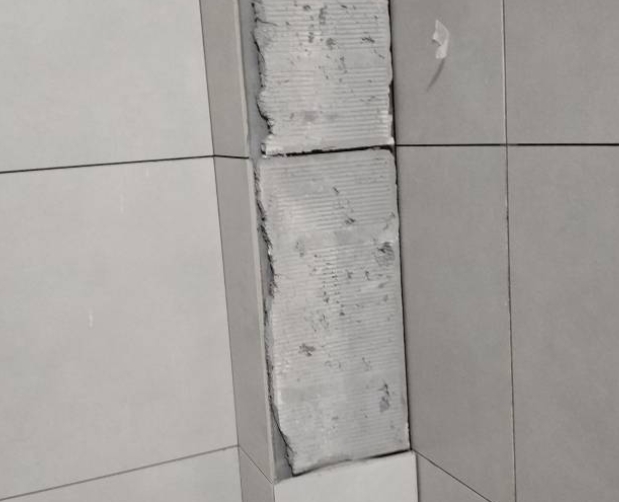 广南瓷砖空鼓维修公司分享下瓷砖施工前基层浇水润湿程度不足，可能导致以下问题