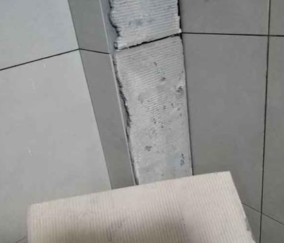 广南瓷砖空鼓维修公司分享下厨房瓷砖脱落的补救措施。